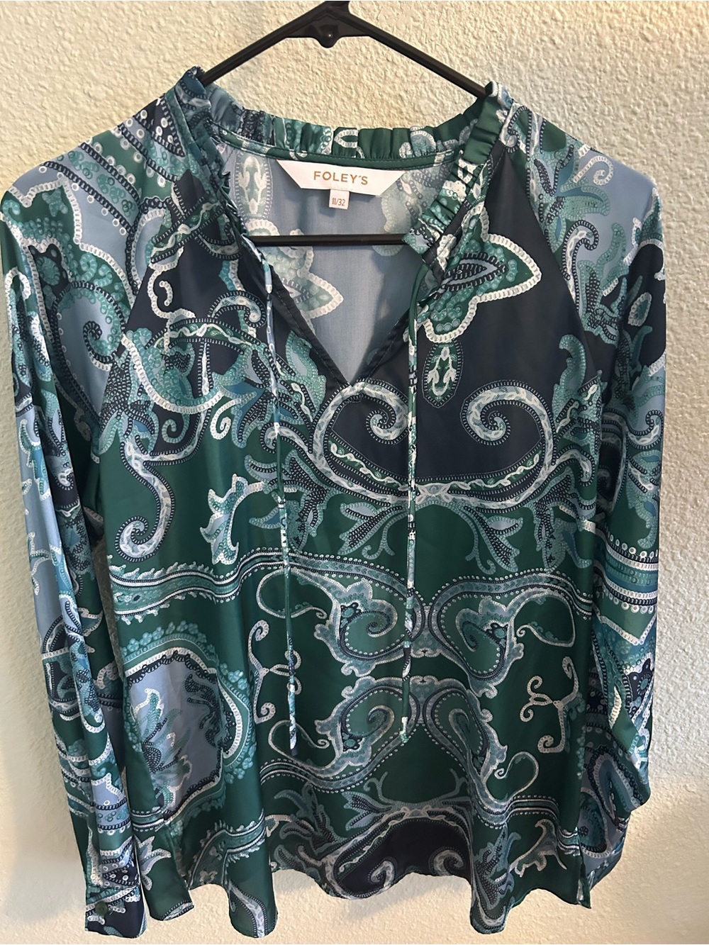 Foley's Green Paisley V-Neck Blouse.Size 11/32